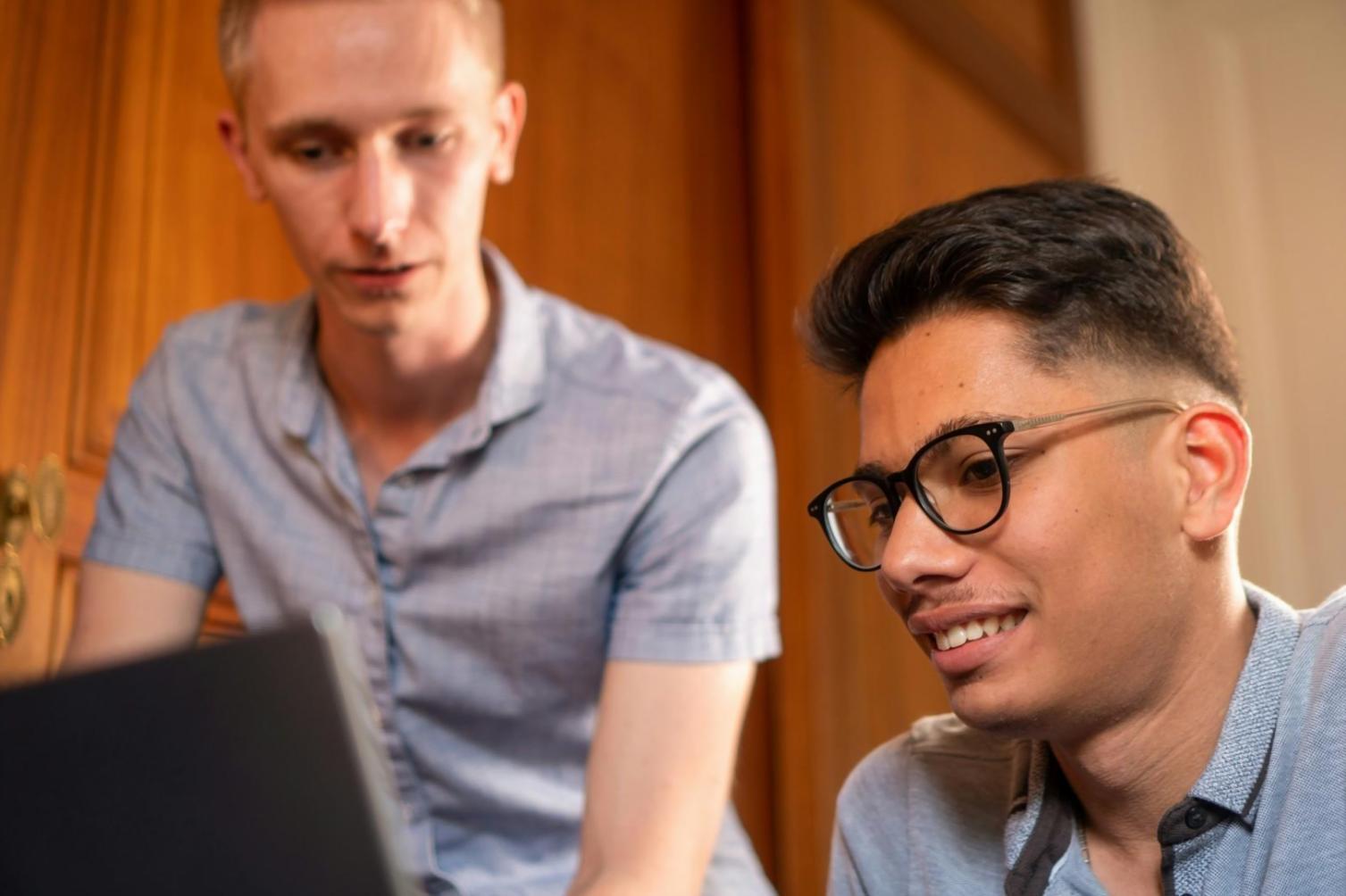 Studenti internazionali che studiano insieme